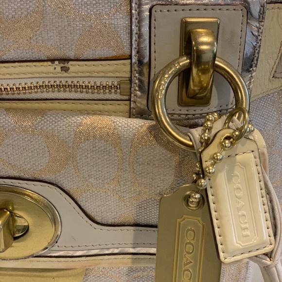 Authentic - Well loved Coach purse. Signs of use. - Picture 6 of 10